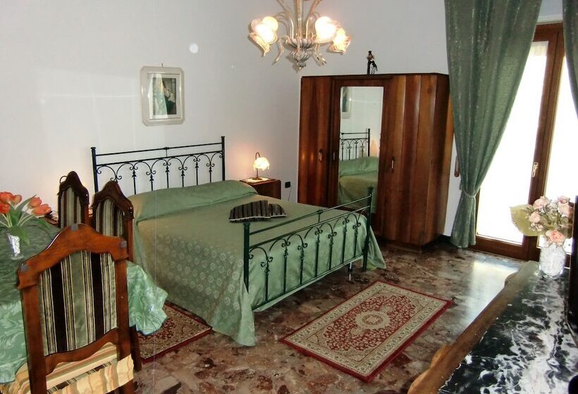 חדר לארבעה סטנדרטי עם נוף לגינה, Villa Pollio