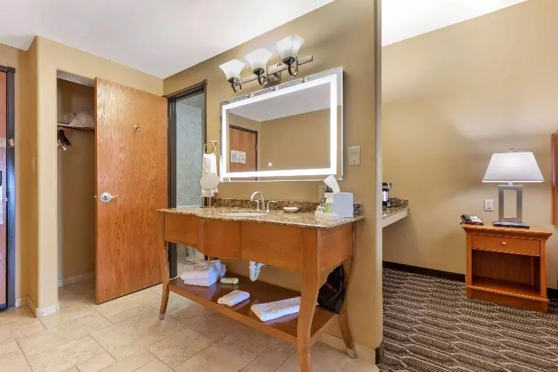 Standard-huone King-vuode, Best Western Plus Swiss Chalet Hotel & Suites