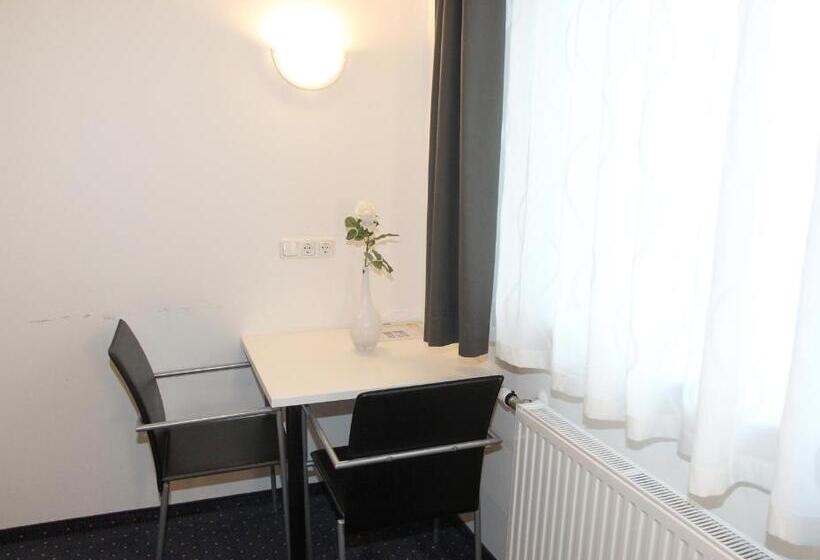 اتاق استاندارد سه نفره, Pension Tennisweber