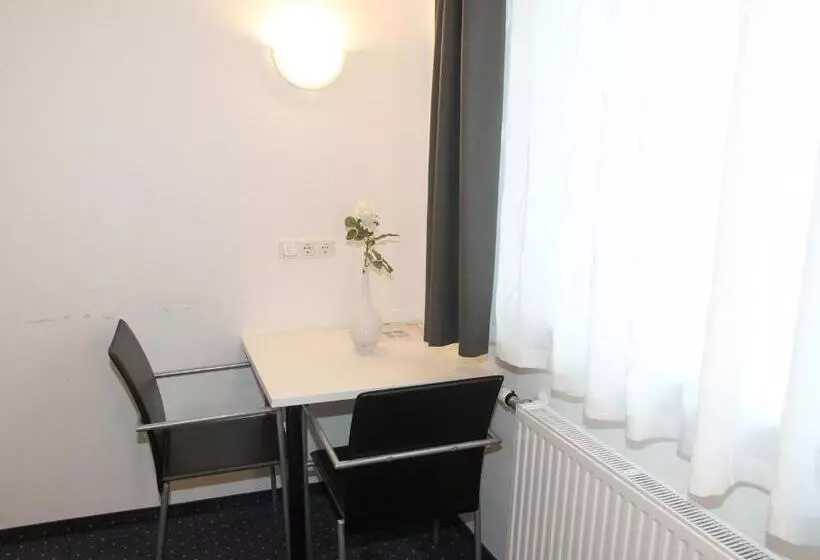 اتاق استاندارد سه نفره, Pension Tennisweber