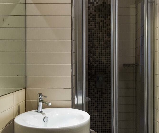 공동 객실, Seven Hostel & Rooms