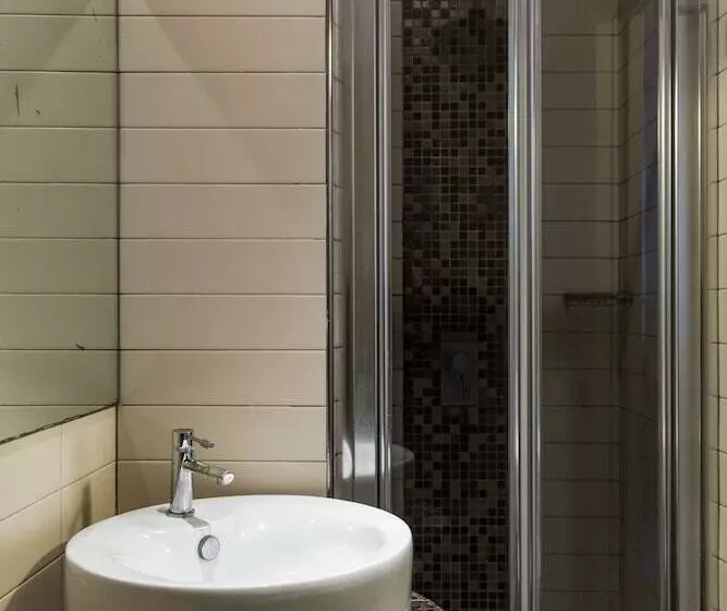 ルームシェアのワンベッド, Seven Hostel & Rooms