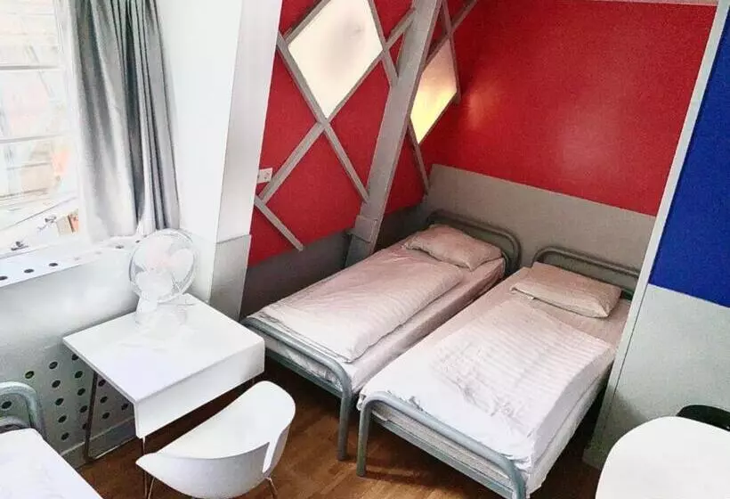 バスルーム共有のトリプルスタンダード, The White Tulip Hostel
