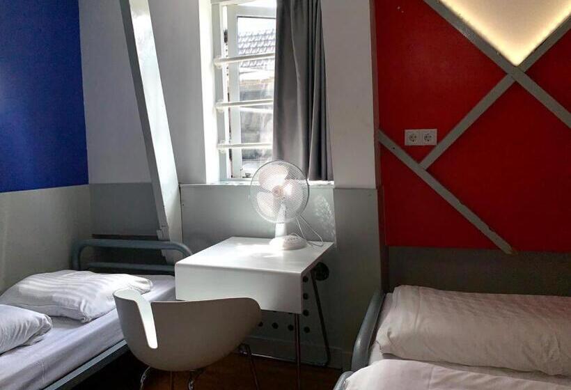 스탠다드 트리픔 룸 공동욕실, The White Tulip Hostel
