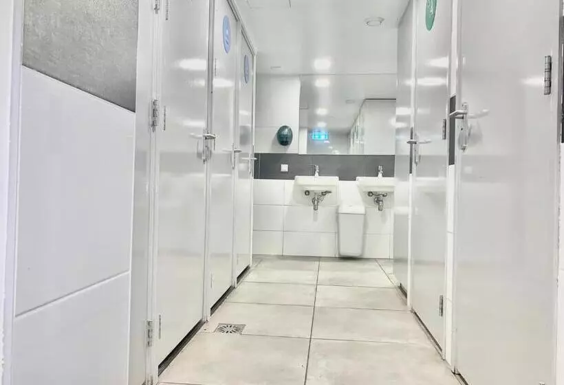 ルームシェアのワンベッド, The White Tulip Hostel