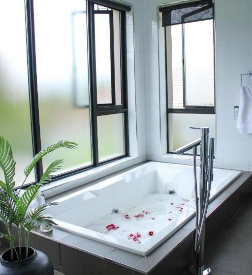 스탠다드 룸 킹사이즈 침대, The Raz