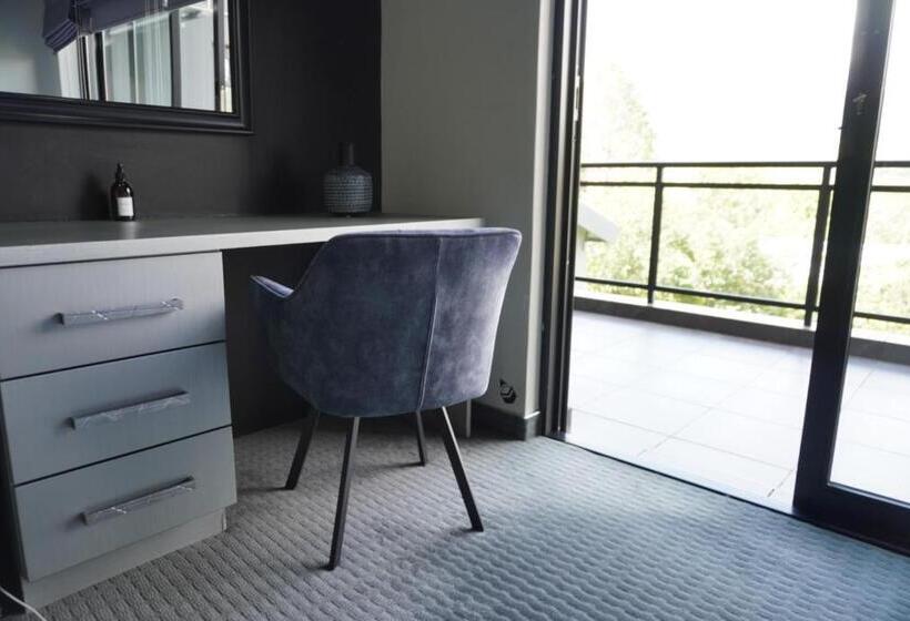 패밀리 룸, The Raz