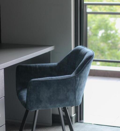 패밀리 룸, The Raz