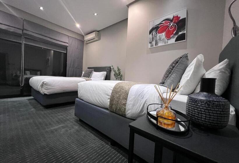 패밀리 룸, The Raz