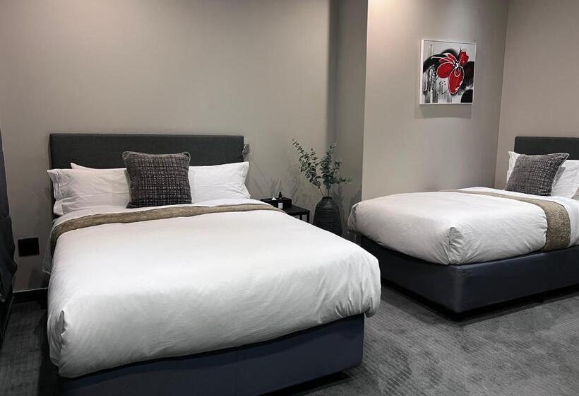 패밀리 룸, The Raz