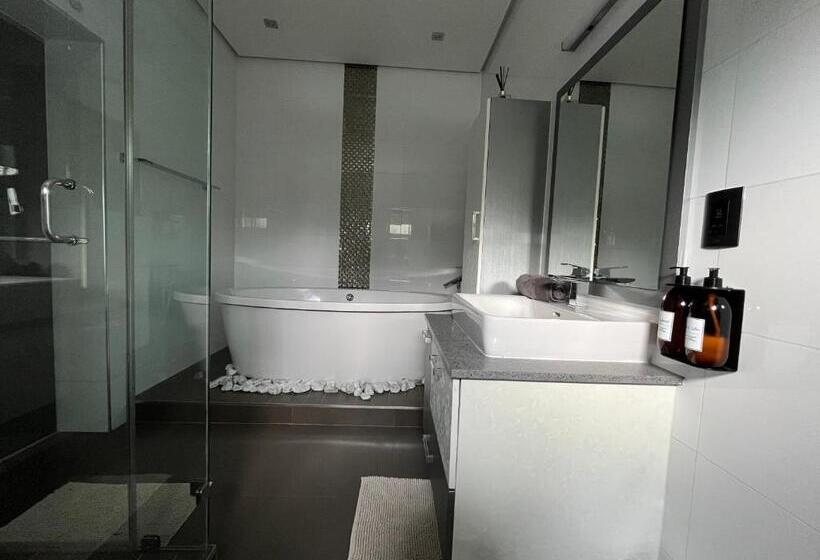 스탠다드 룸, The Raz