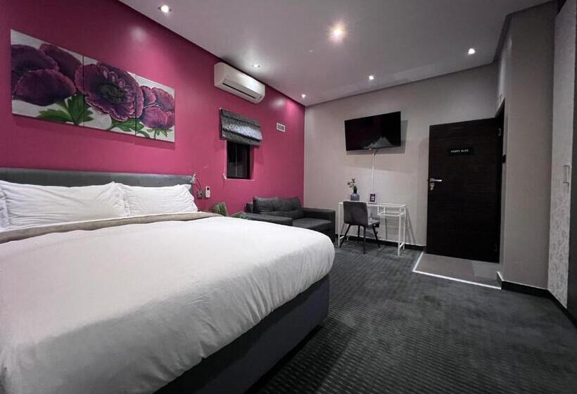 스탠다드 룸, The Raz