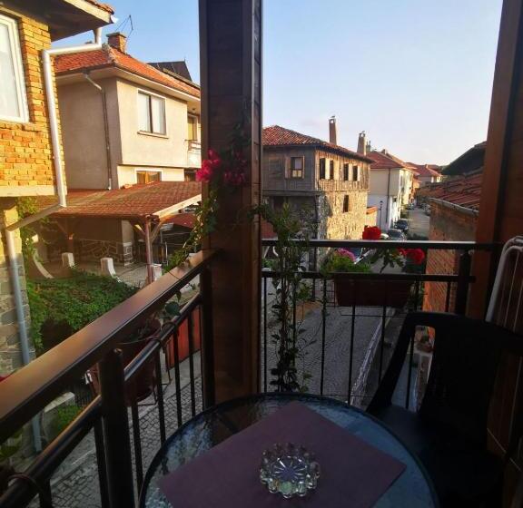 חדר בסיסי, Damaris