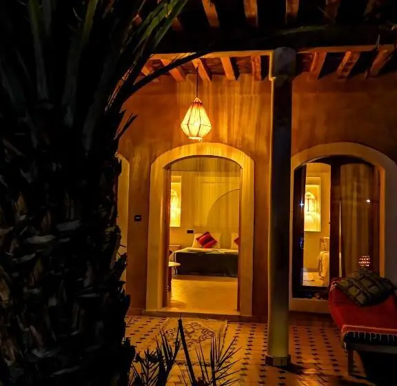 キングサイズベッドのデラックススイート, Oasis Tilogui Luxury Hotel In Zagora