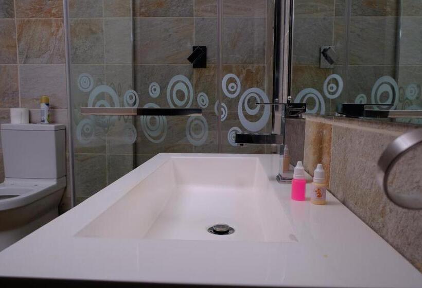 家庭间, Selina Airport Lodge #emzini