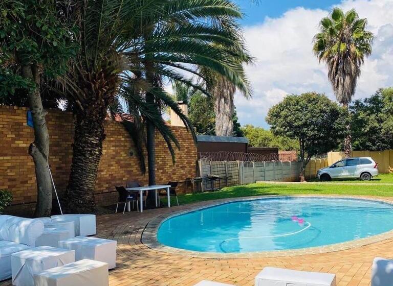 带阳台的豪华间, Selina Airport Lodge #emzini