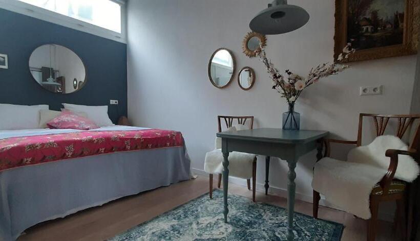 اتاق استاندارد, Waterfront Studio