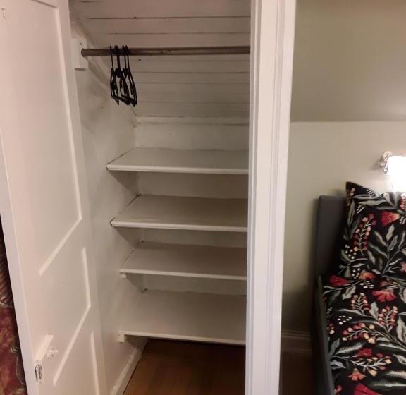 חדר סטנדרט, Knihsgården