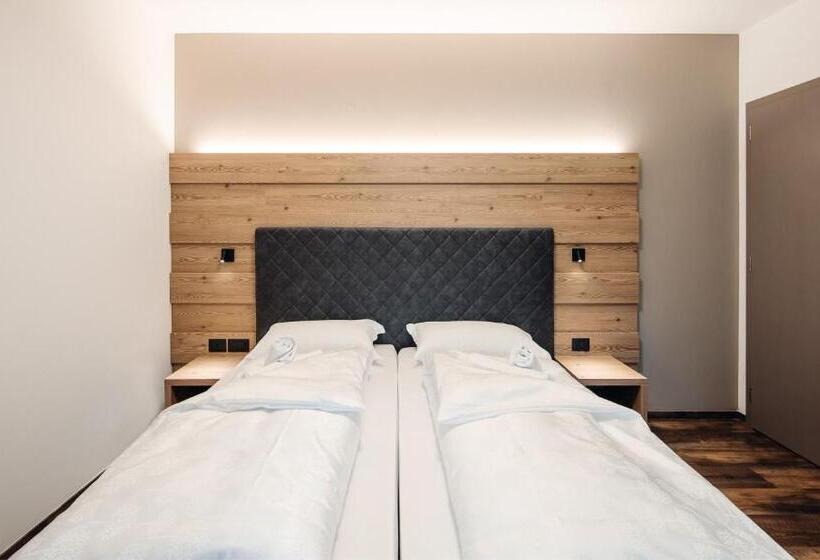 高级大房间, Leonard