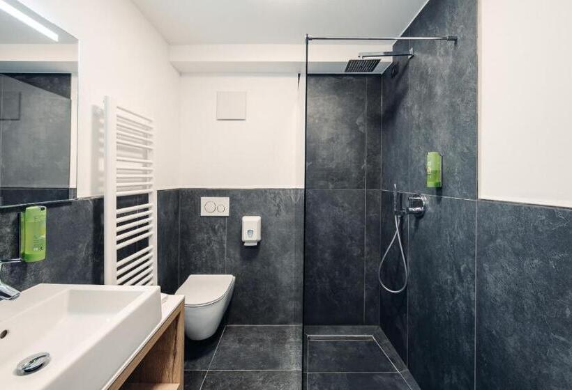 高级大房间, Leonard