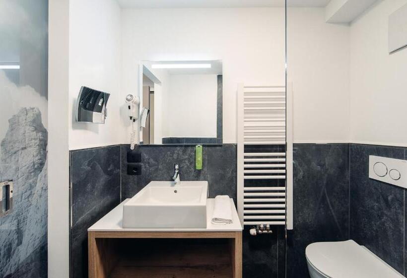 标准三人间, Leonard