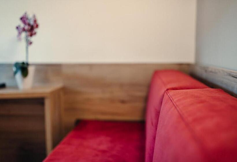 标准三人间, Leonard