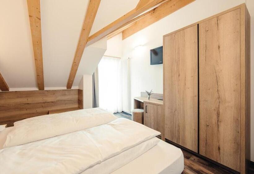 标准三人间, Leonard