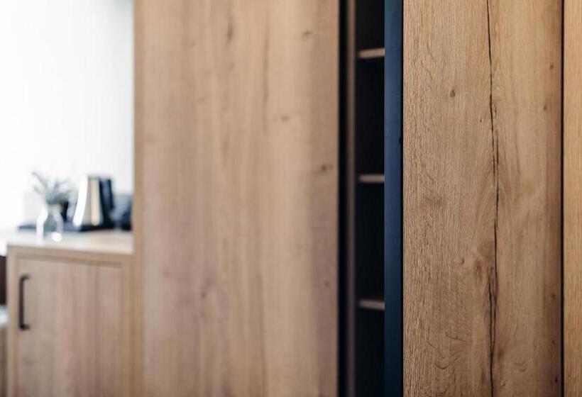 四人高级间, Leonard