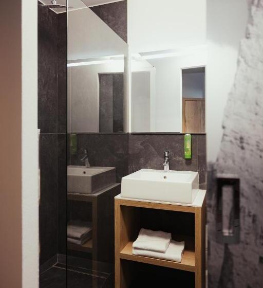 标准单人间, Leonard