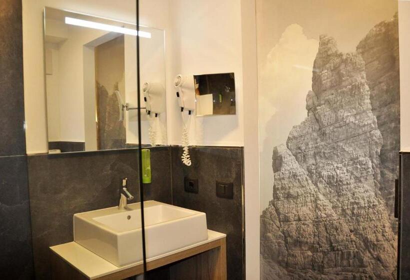 带阳台标准四人间, Leonard