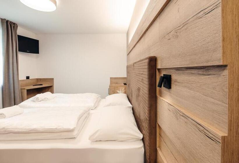 带阳台标准四人间, Leonard