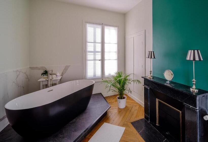 חדר דחוקס עם מיטת קינג, Aux Marquises