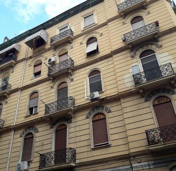 اتاق ساده سه‌ نفره, Cinquestelle