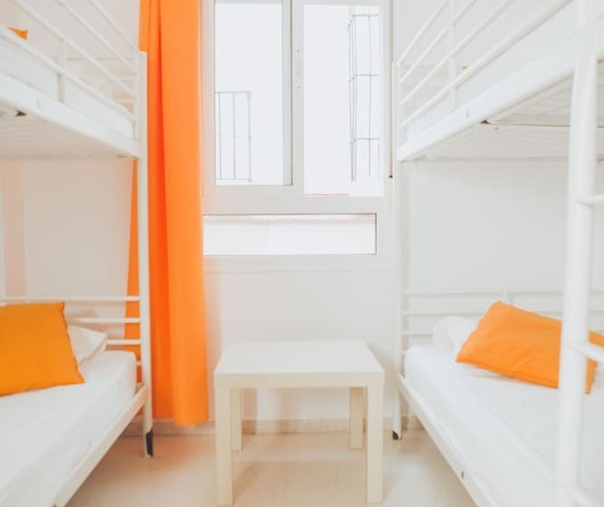 Quarto Triplo Estandar Banheiro Compartilhado, Cádiz Inn Hostel