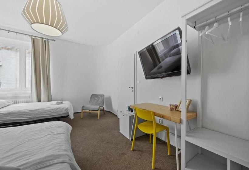 اتاق استاندارد سه نفره, Pension Petit