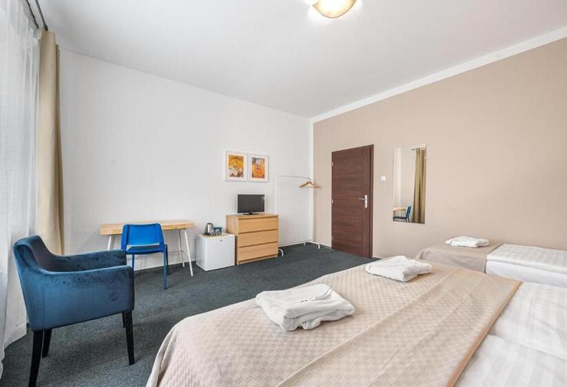 اتاق استاندارد سه نفره, Pension Petit