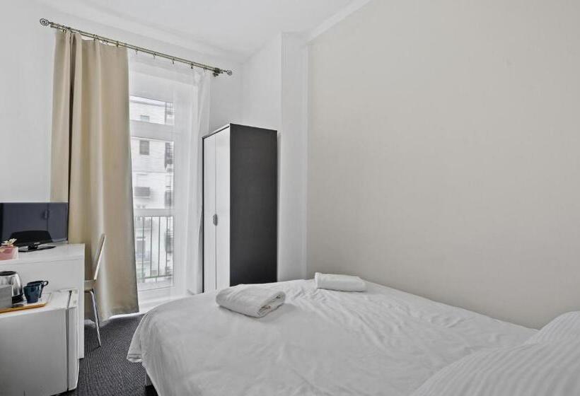 اتاق اکونومی, Pension Petit