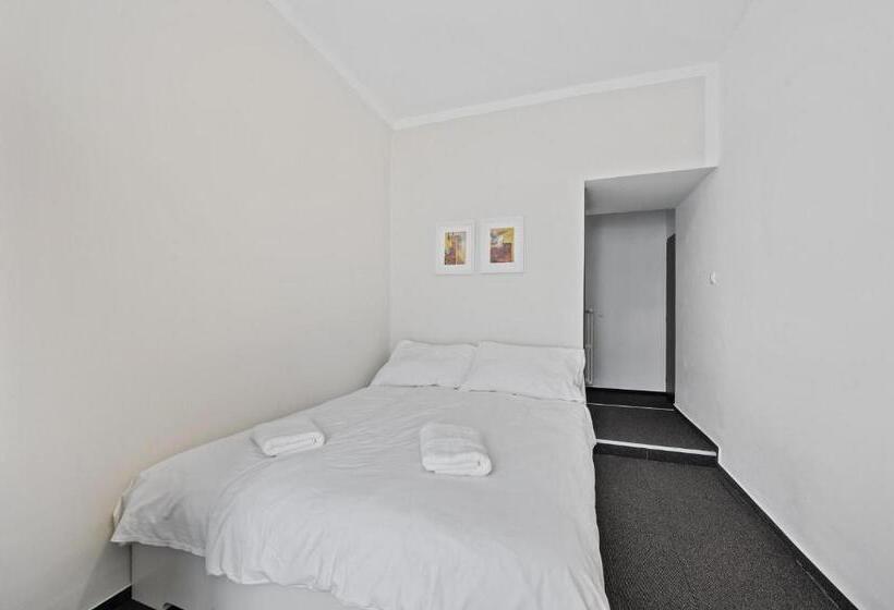 اتاق اکونومی, Pension Petit