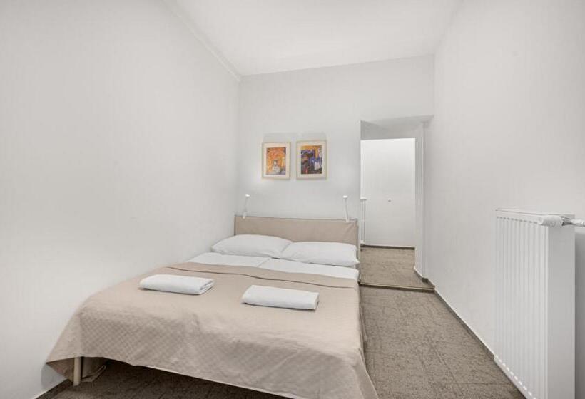 اتاق اکونومی, Pension Petit