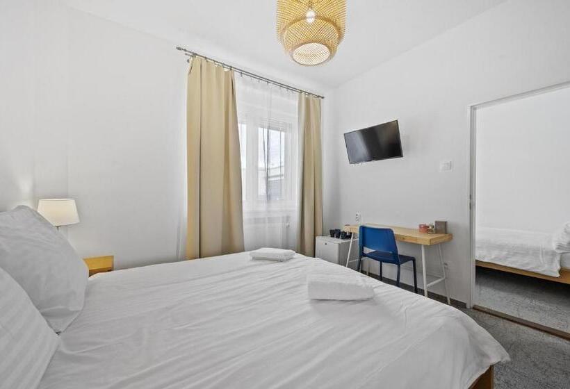 اتاق استاندارد چهارنفره با بالکن, Pension Petit