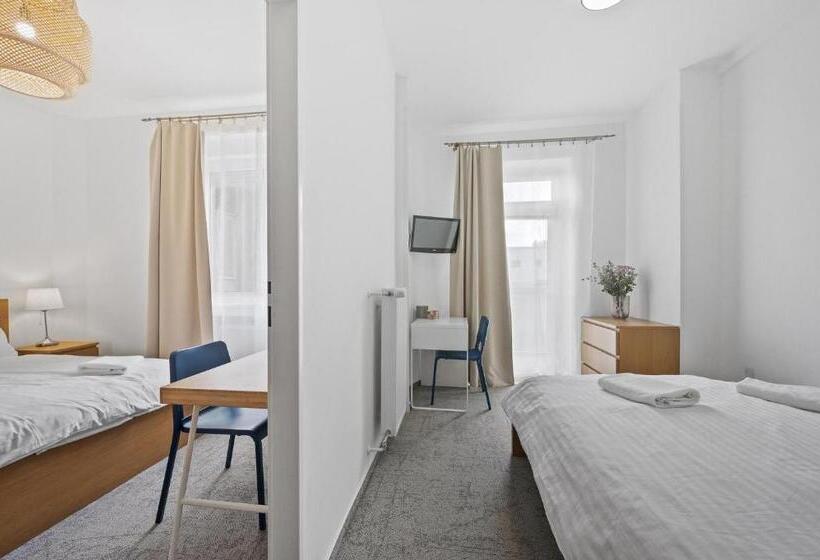 اتاق استاندارد چهارنفره با بالکن, Pension Petit