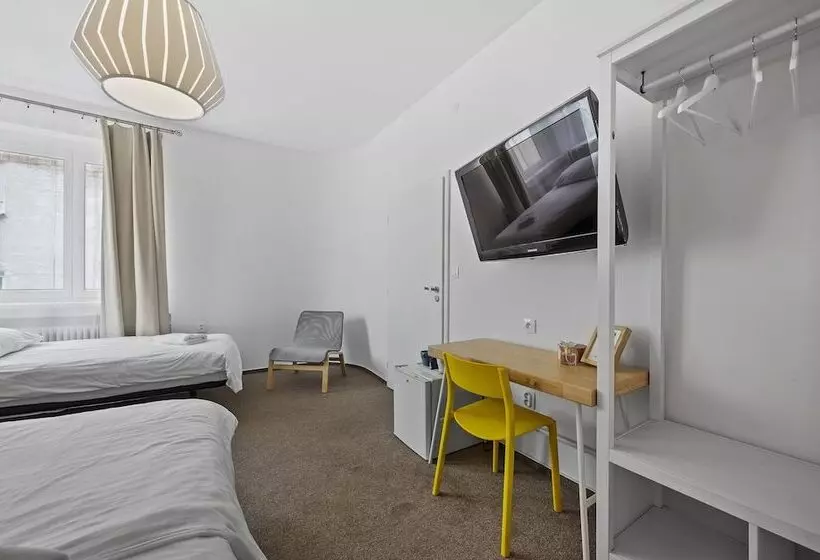 اتاق استاندارد سه نفره, Pension Petit
