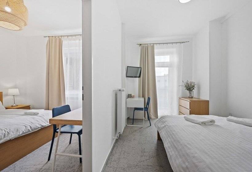 اتاق استاندارد چهارنفره با بالکن, Pension Petit