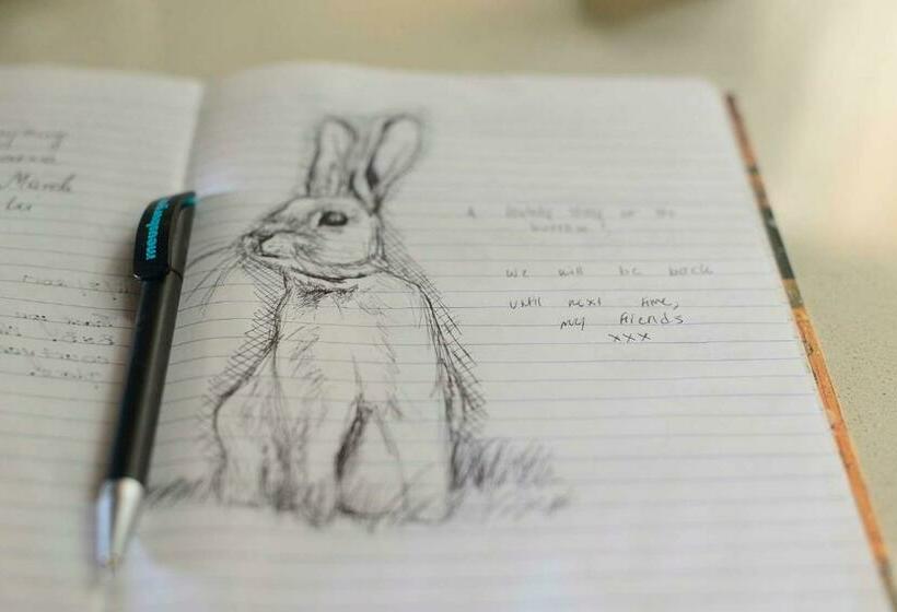 سوییت لوکس, The Burrow Guest House