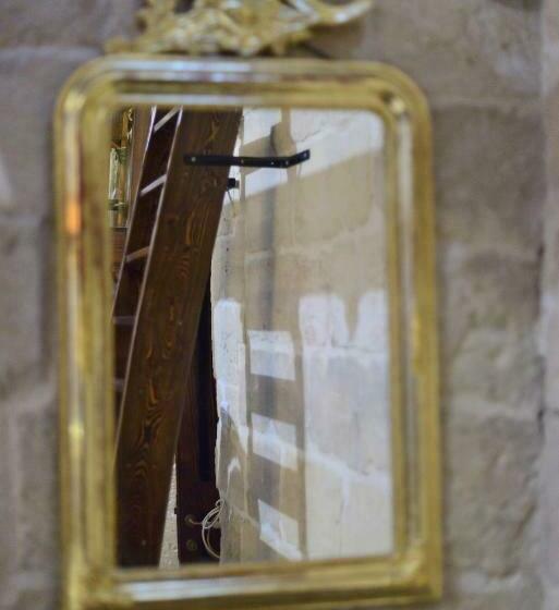 سوییت لوکس, The Burrow Guest House