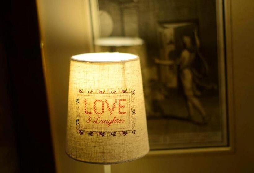 سوییت لوکس, The Burrow Guest House