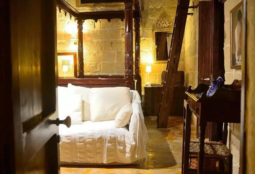 سوییت لوکس, The Burrow Guest House