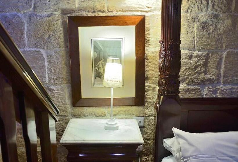 سوییت لوکس, The Burrow Guest House