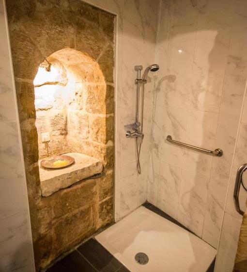 سوییت, The Burrow Guest House