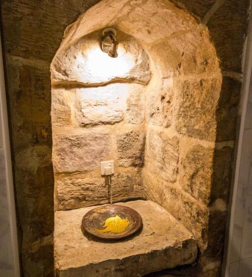 سوییت, The Burrow Guest House